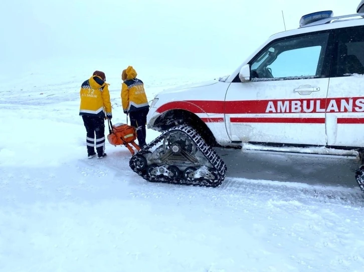 112 ekipleri paletli ambulanslarla kar-kış dinlemedi hastaların imdadına yetişti
