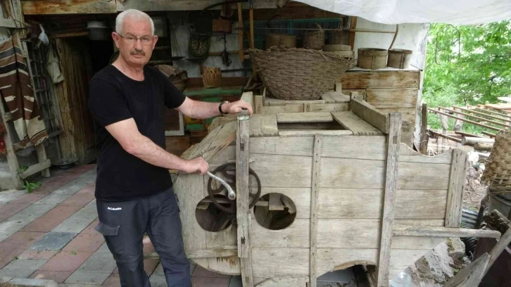 130 yıllık ahşap harman makinesine gözü gibi bakıyor
