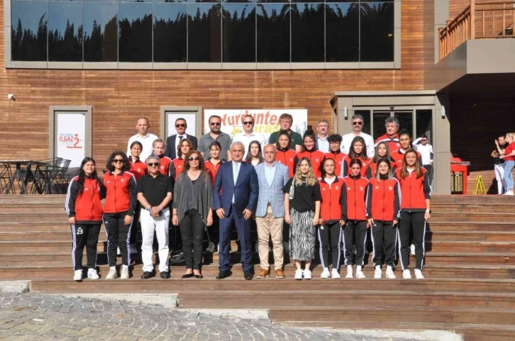 2. Lig’e yükselen Kastamonu Gücü Kadın Futbol Takımı yemekte bir araya geldi
