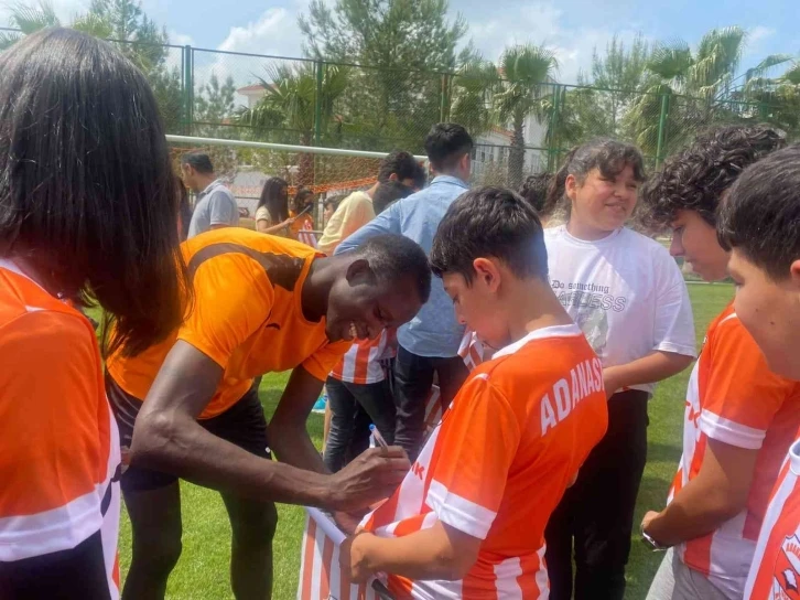 Adanaspor, bayramı gençlerle kutladı
