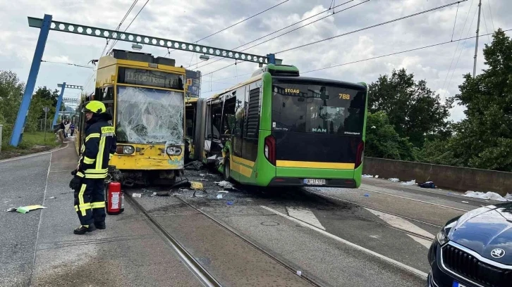 Almanya’da otobüsle tramvay çarpıştı
