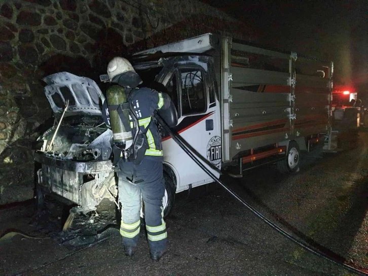 Arı kovanı yüklü kamyonet alev alev yandı, arılar son anda kurtarıldı
