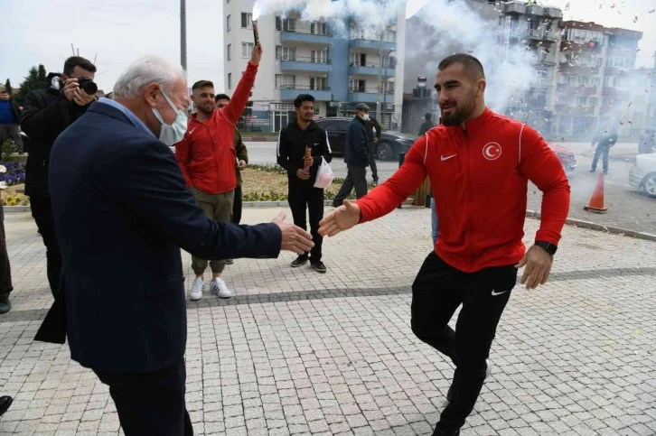 Avrupa Şampiyonu Aktürk, Lapseki’de coşkuyla karşılandı
