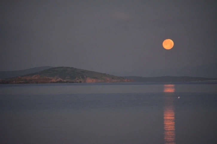 Ayvalık’ta dolunay ihtişamı
