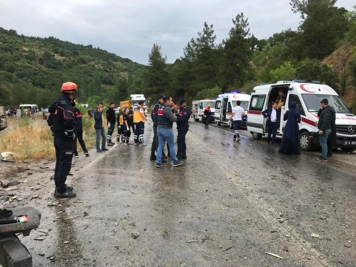 Balıkesir’e düğüne giderken kaza yaptılar
