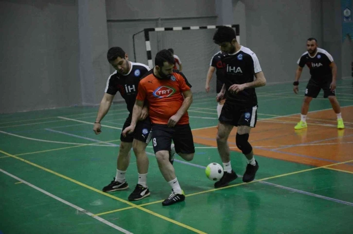 Basın çalışanları futsal ile stres atıyor
