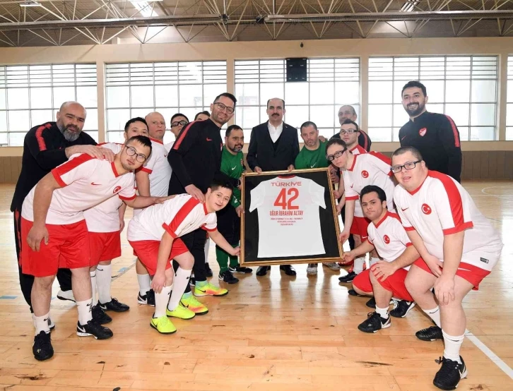 Başkan Altay Down Sendromlular Futsal Milli Takımı kampını ziyaret etti
