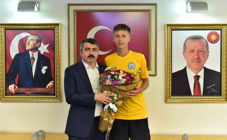 Başkan Yılmaz milli sporcuyu ağırladı
