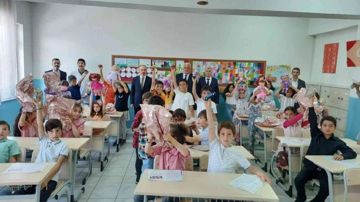 Bayburt’ta öğrenciler düzenlenen törenle karnelerine kavuştu
