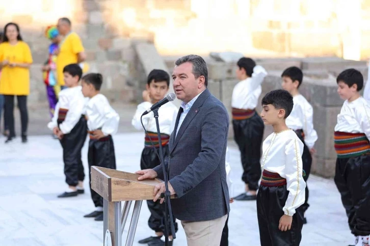 Bergama’daki uçurtma şenliğine çocuklardan yoğun ilgi
