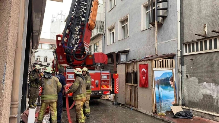 Beyoğlu’nda  5 katlı hotelin çatısı alev alev yandı
