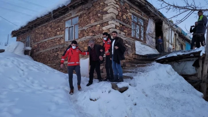 Bingöl’de UMKE karlı yolları aştı, vatandaşı hastaneye ulaştırdı
