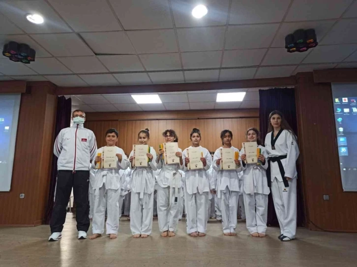 Bozüyüklü 92 taekwondocu kuşak terfi sınavına katıldı
