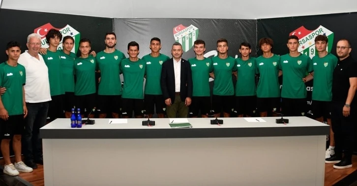 Bursaspor 13 futbolcu ile profesyonel sözleşme imzaladı
