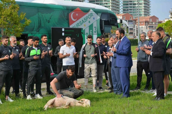 Bursaspor, Bandırma yolcuğu öncesi kurban kesti
