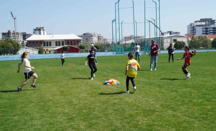 Çocuklar Dünya Atletizm Gününde hem eğlendi hem yarıştı
