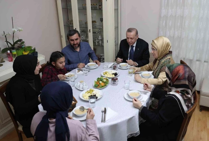 Cumhurbaşkanı Erdoğan, Ümraniye’de bir vatandaşın evinde iftar yaptı
