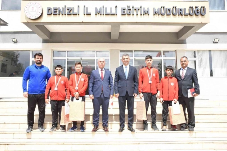 Denizli’nin genç güreşçilerinden minderde 4 madalta
