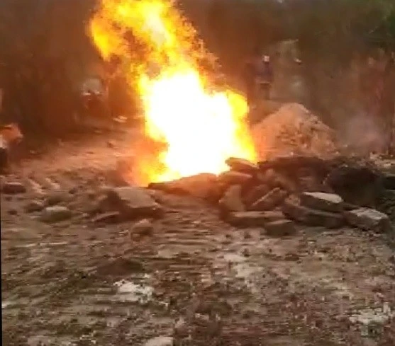 Doğal gaz boru hattı alev topuna döndü
