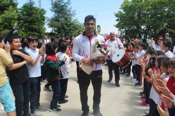 Dünya şampiyonu yüzücüye okulunda coşkulu karşılama
