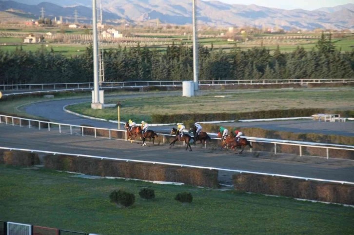 Elazığ’da at yarışı sezonu başladı
