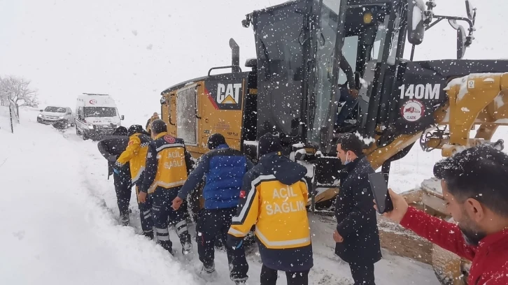 Elazığ’da mahsur kalan yaşlı hastanın yardımına sağlık ekipleri yetişti
