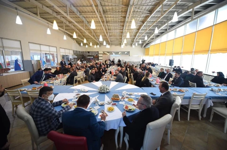 Emekliye ayrılan belediye personellerine teşekkür plaketi
