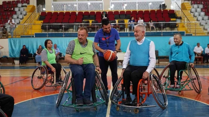 Engelli sporcularla  farkındalık maçı yaptılar
