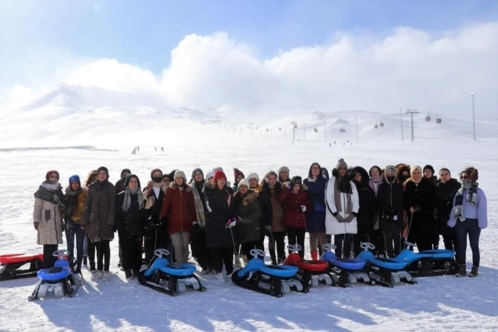 Erciyes’te kamplar tüm hızıyla sürüyor
