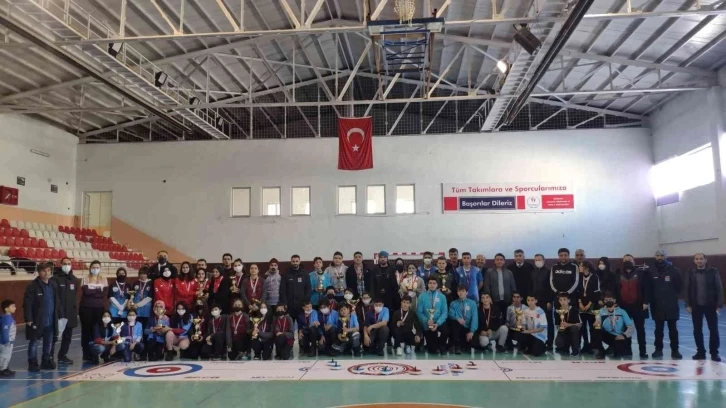 Floor curlingte şampiyonlar belli oldu
