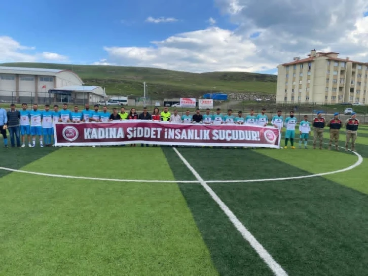 Futbol müsabakasında, Jandarmadan ’Kadına Şiddete Hayır’ pankartı
