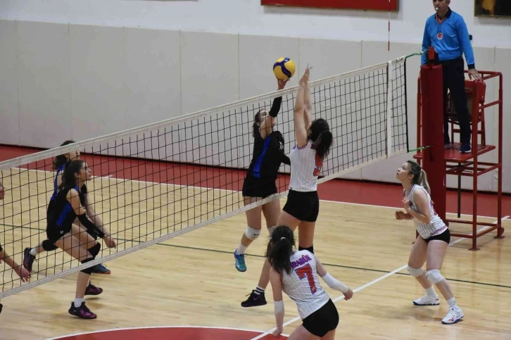 Genç kızlar voleybol grup eleme müsabakaları Karabük’te düzenleniyor
