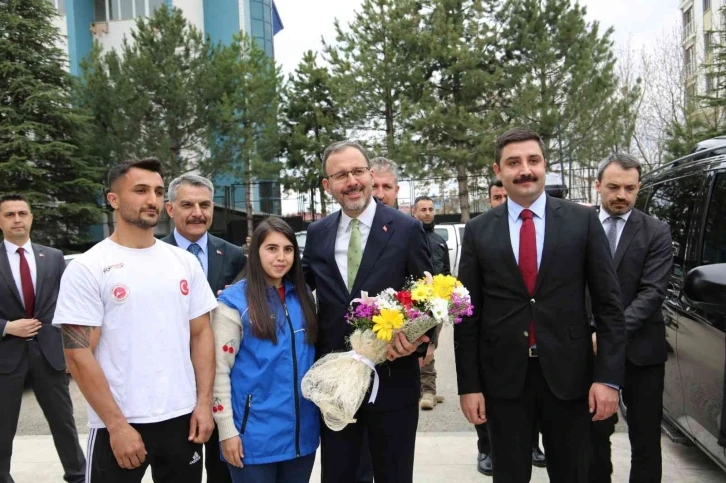 Gençlik ve Spor Bakanı Kasapoğlu öğrencilerle iftar yaptı
