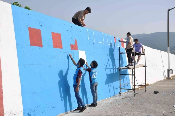 Gerze sahili, tarihinde ikinci kez bordo-maviye boyandı
