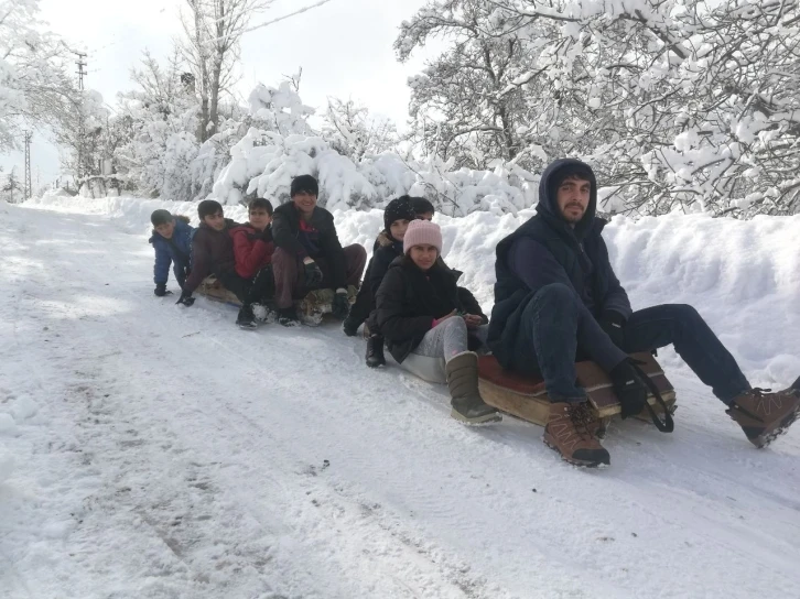 Gevaşlı gençlerin kızak keyfi
