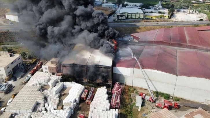 Hatay’daki antrepo yangınını söndürme çalışmaları sürüyor
