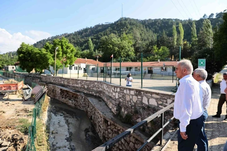 Honaz’da aşırı yağışın açtığı yaraları Büyükşehir sarıyor
