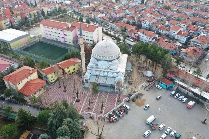 Isparta Gülistan Camii avlusu 3 boyutlu taşlarla rengarenk görünüme kavuştu
