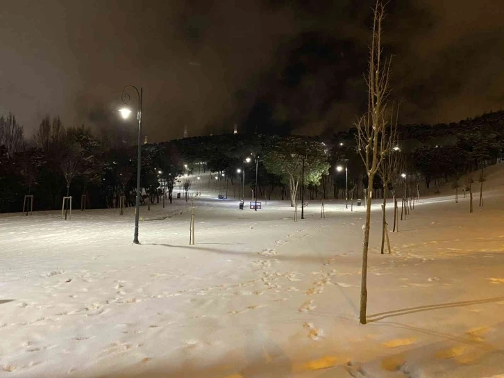 İstanbul Anadolu yakasında sabah saatlerinde kar yağışı etkili oldu
