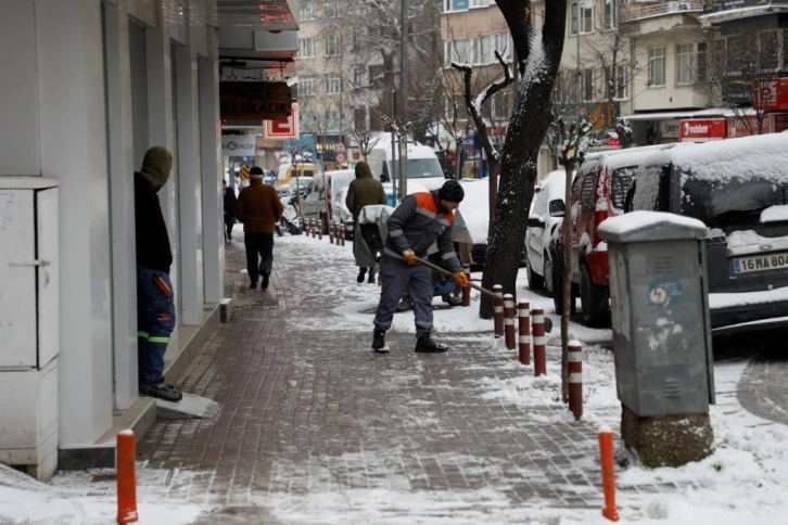 Kaldırımlar kar ve buzdan temizleniyor
