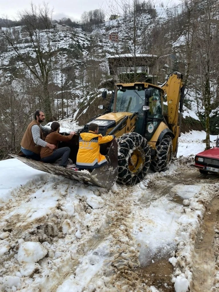 Kar nedeniyle yolu kapalı olan hasta iş makinesi ile ambulansa getirildi
