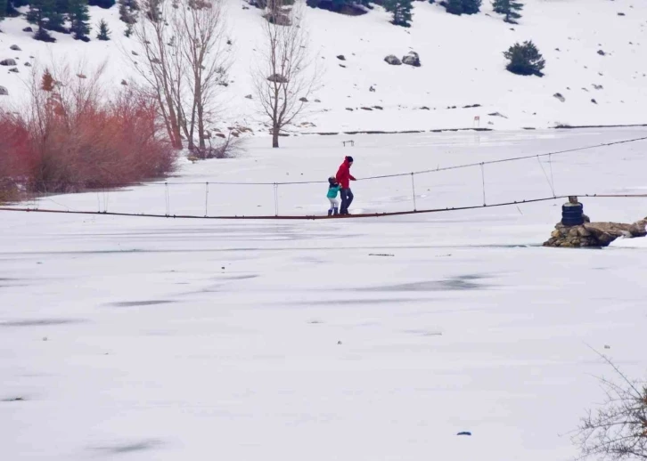 Kargaçayırı Gölü buz tuttu
