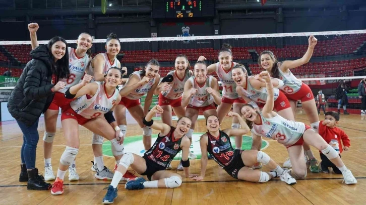 Karşıyaka Kadın Voleybol, Edremit Belediyesi Altınolukspor’u yendi
