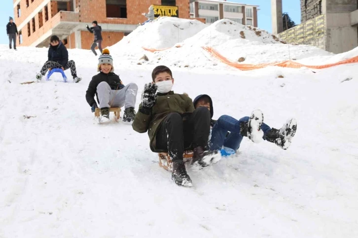 Kastamonu’da yoğun kar yağışı kent merkezini beyaza bürüdü
