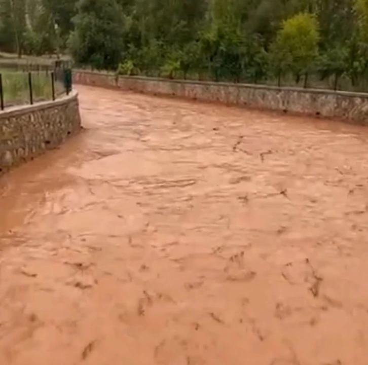 Kırıkkale’de dolu ve sağanak etkili oldu: Dereler taşma noktasına geldi
