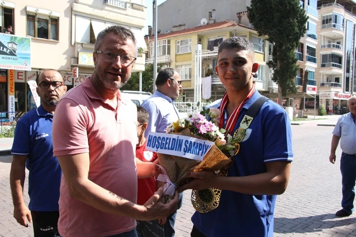 Kırkpınar’ın tozkoparan boyu şampiyonuna memleketinde davullu zurnalı karşılama
