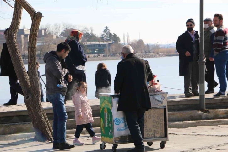 Kış güneşi Başkent’te parkları renklendirdi
