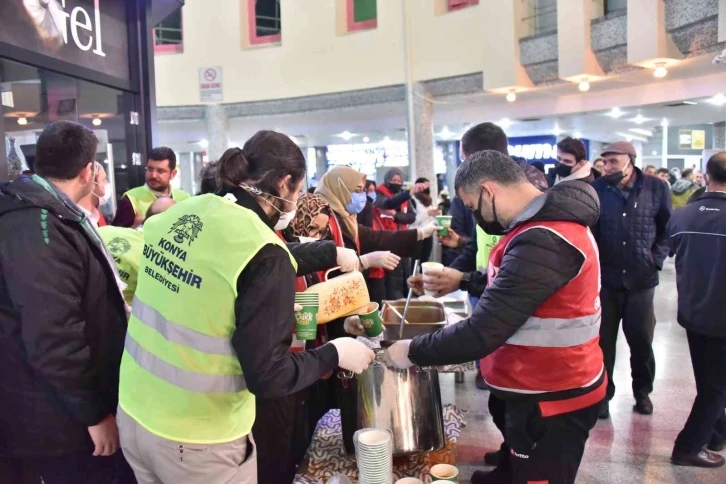 Konya Büyükşehir soğuk havada bekleyen yolcuların içini ısıttı
