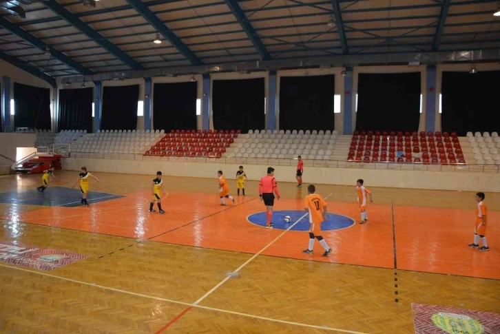 Korkuteli’nde okullar arası futsal  turnuvası başladı
