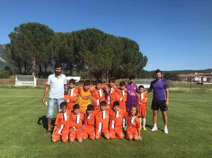 Köyceğizli minik futbolcular U-11 Ligi E Grubunda şampiyon oldu
